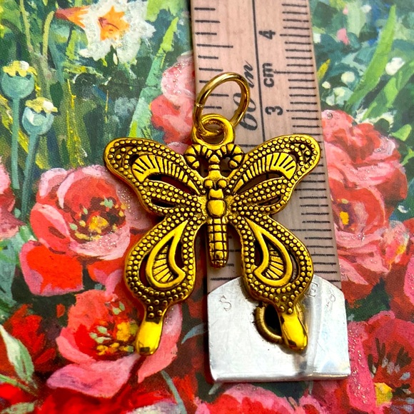 5/$10❤️❤️❤️NEW BRASS BUTTERFLY CHARM PENDANT - Picture 2 of 2